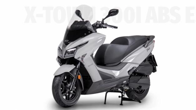 To X-Town 300 δεν ξεφεύγει από τη φιλοσοφία της Kymco, καθώς η σπορ εμφάνιση η άνεση και ο πλούσιος εξοπλισμός που προσφέρει το καθιστούν ένα επιτυχημένο και σύγχρονο maxi scooter.